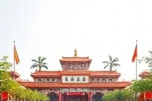 天台对峙三分钟封面：夜晚城市天台上的两个身影对峙