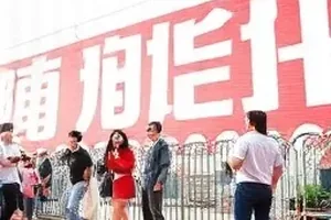 食堂排队长镜头封面：拥挤食堂窗口前的队伍