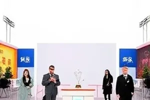 法庭辩论高能段封面：法庭木槌与卷宗的特写